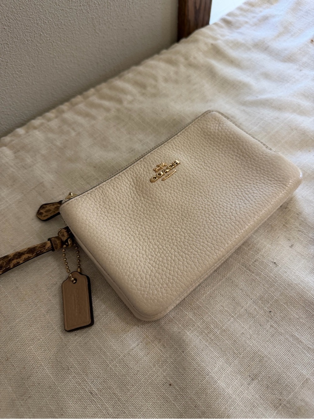 Coach Pebbled Leather Exotic Double Zip White Wristlet - Picture 5 of 10